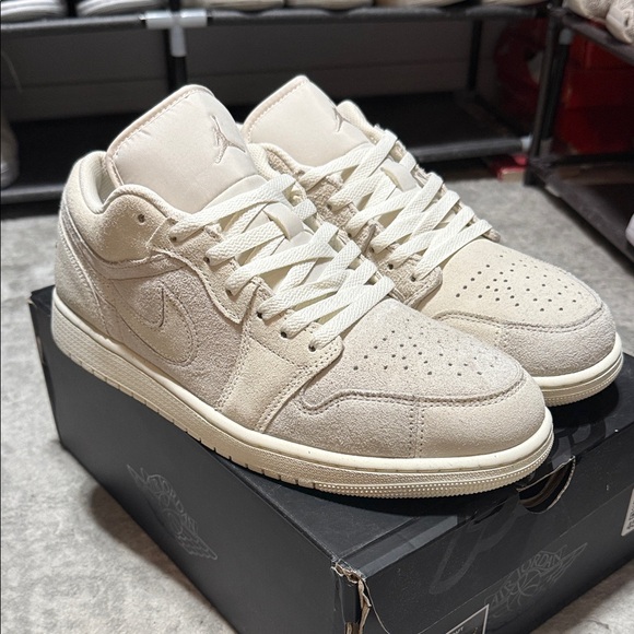 A Jordan 1 Low SE Craft - Picture 1 of 10